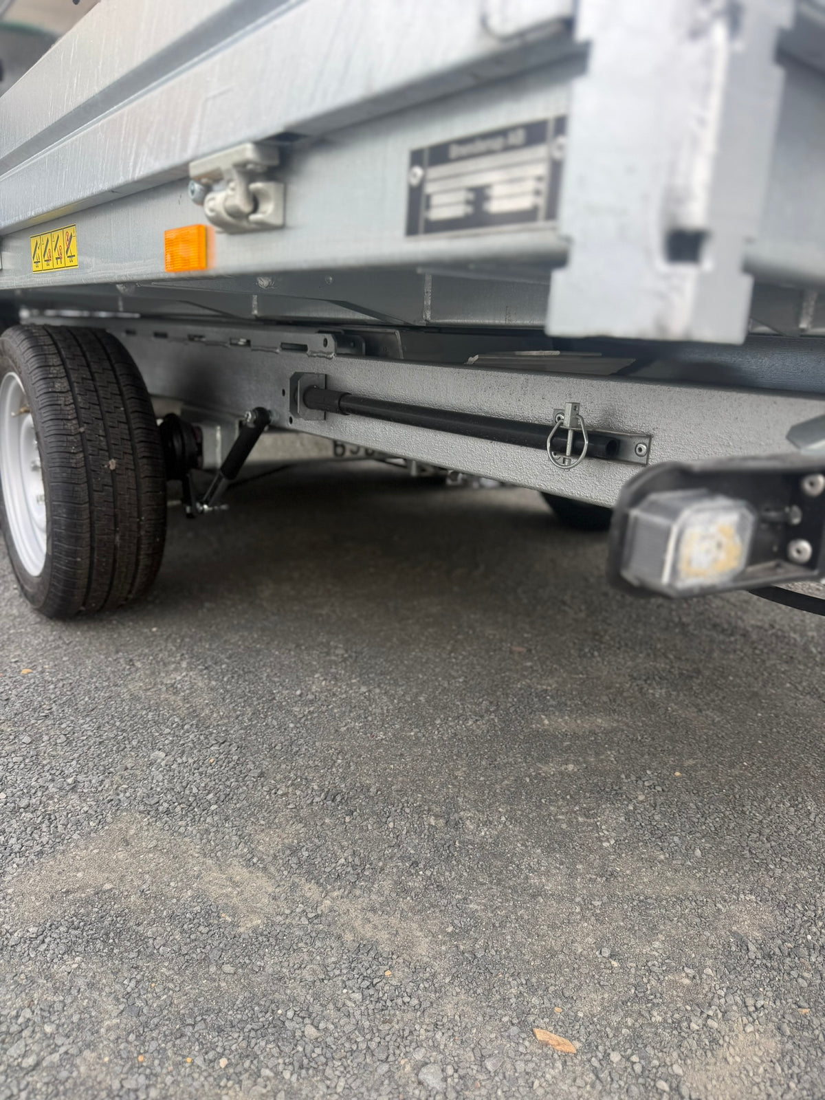 Brenderup BT5325STB3500 325x180 cm — 2 Achsen, gebremst, kippbar mit LG geschlossen 60cm, Auffahrschienen und Stützen