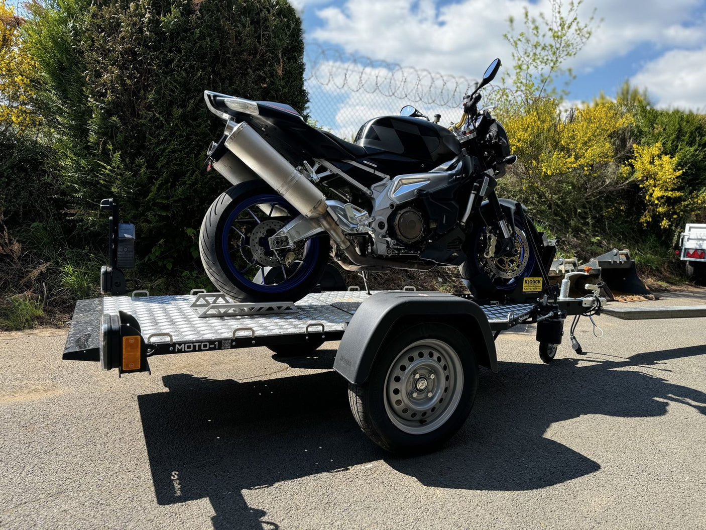 Balhanger Moto-1 Motorradanhänger 750 kg — 1 Achse, ungebremst, hydraulisch absenkbar