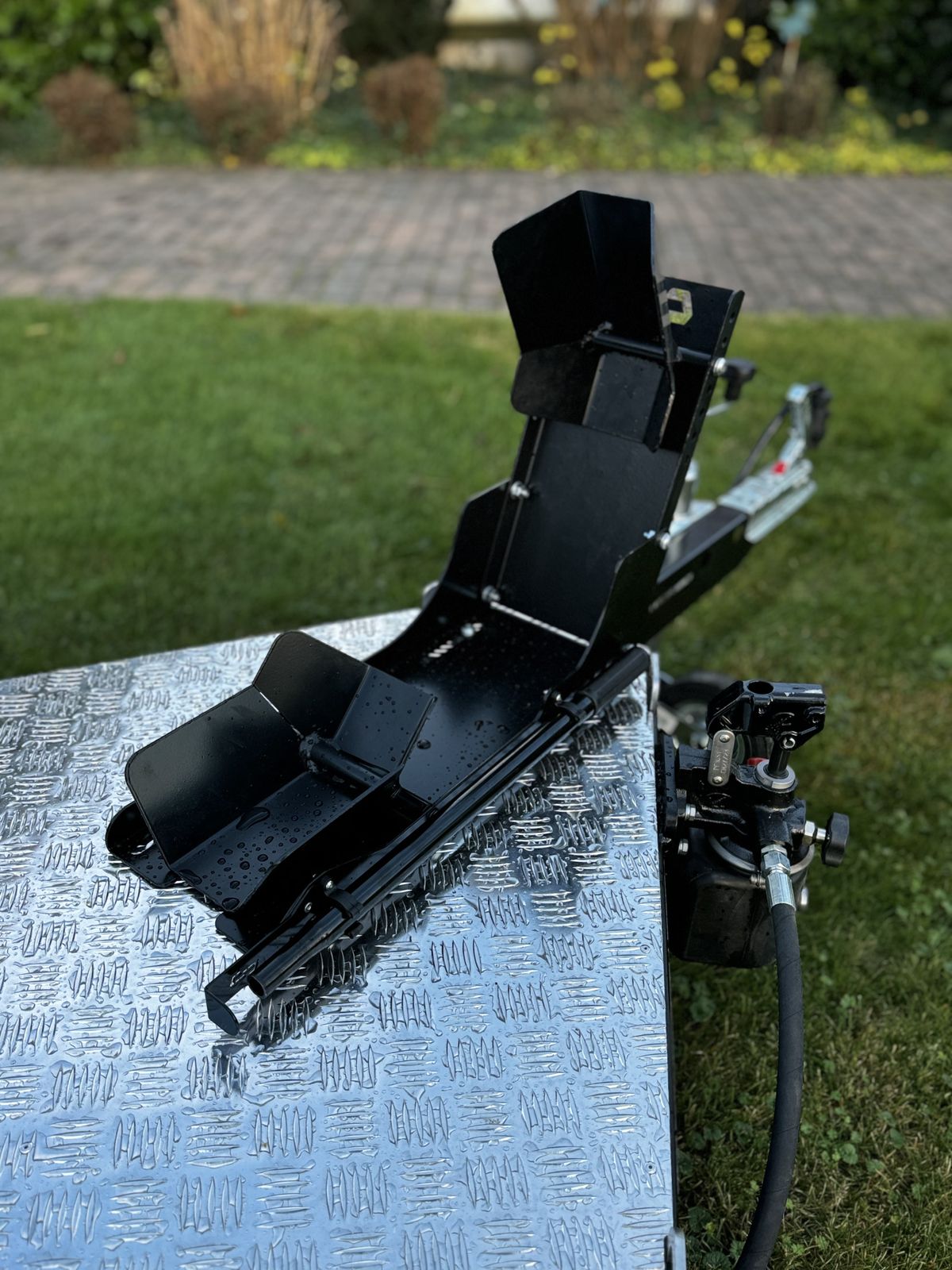 Balhanger Moto-1 Motorradanhänger 750 kg — 1 Achse, ungebremst, hydraulisch absenkbar