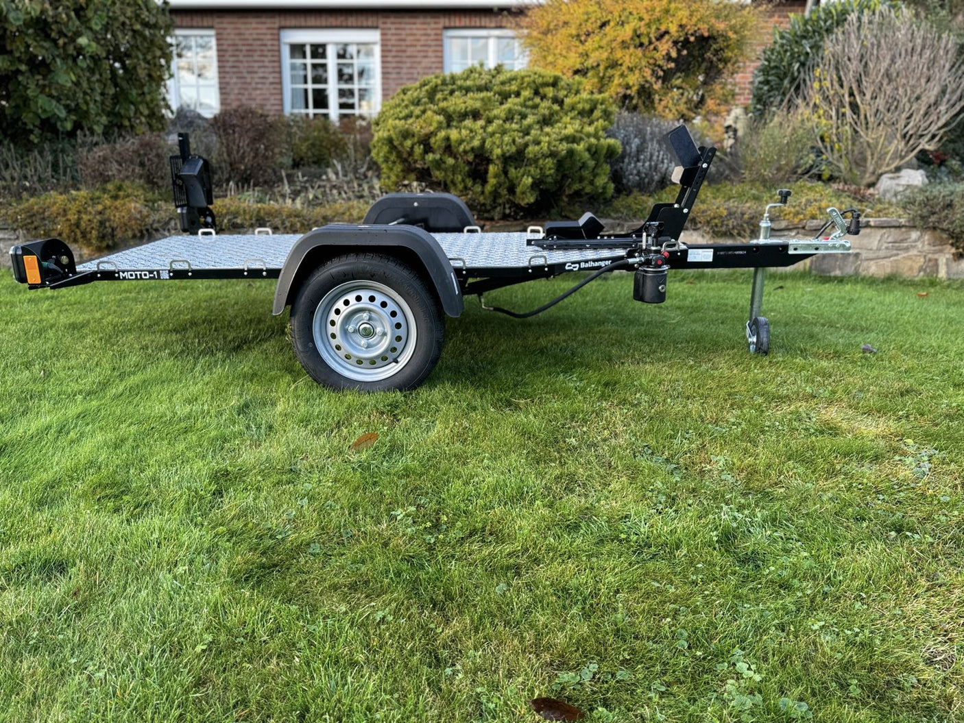 Balhanger Moto-1 Motorradanhänger 750 kg — 1 Achse, ungebremst, hydraulisch absenkbar