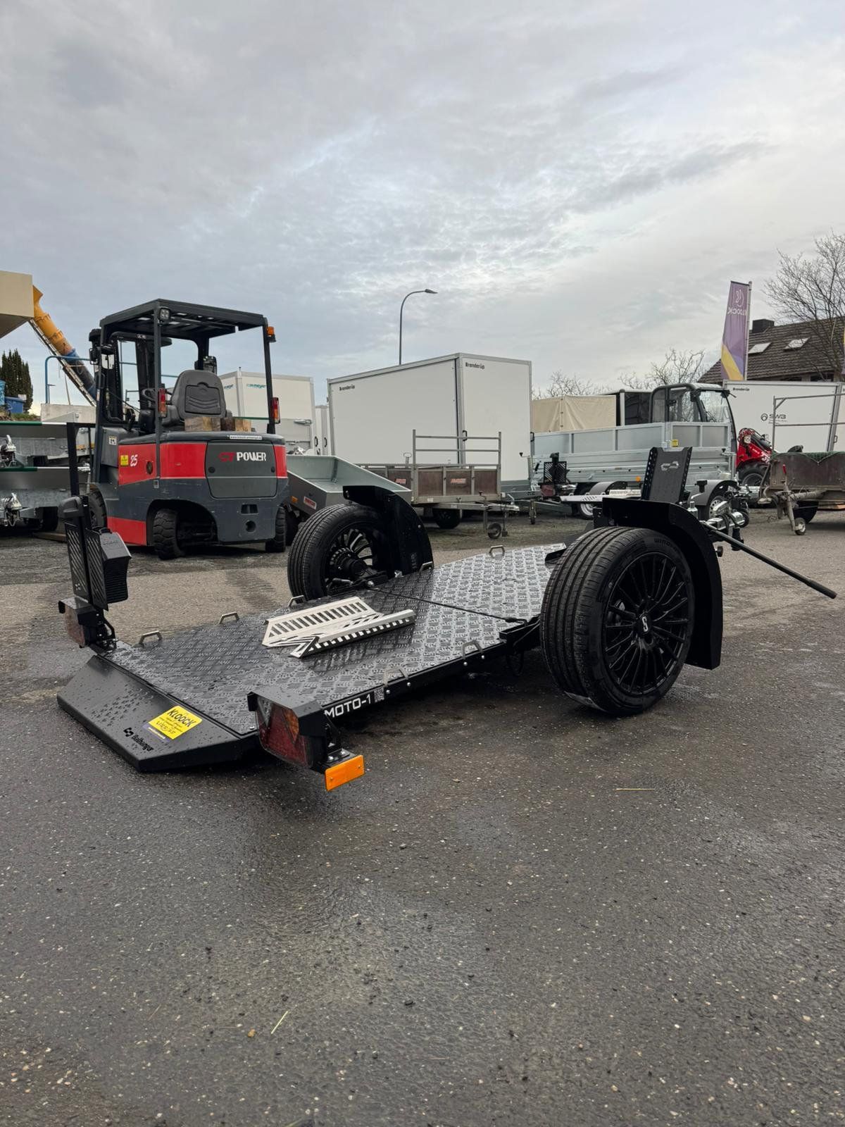 Balhanger Moto-1 Black Edition Motorradanhänger 750 kg — 1 Achse, ungebremst, hydraulisch absenkbar