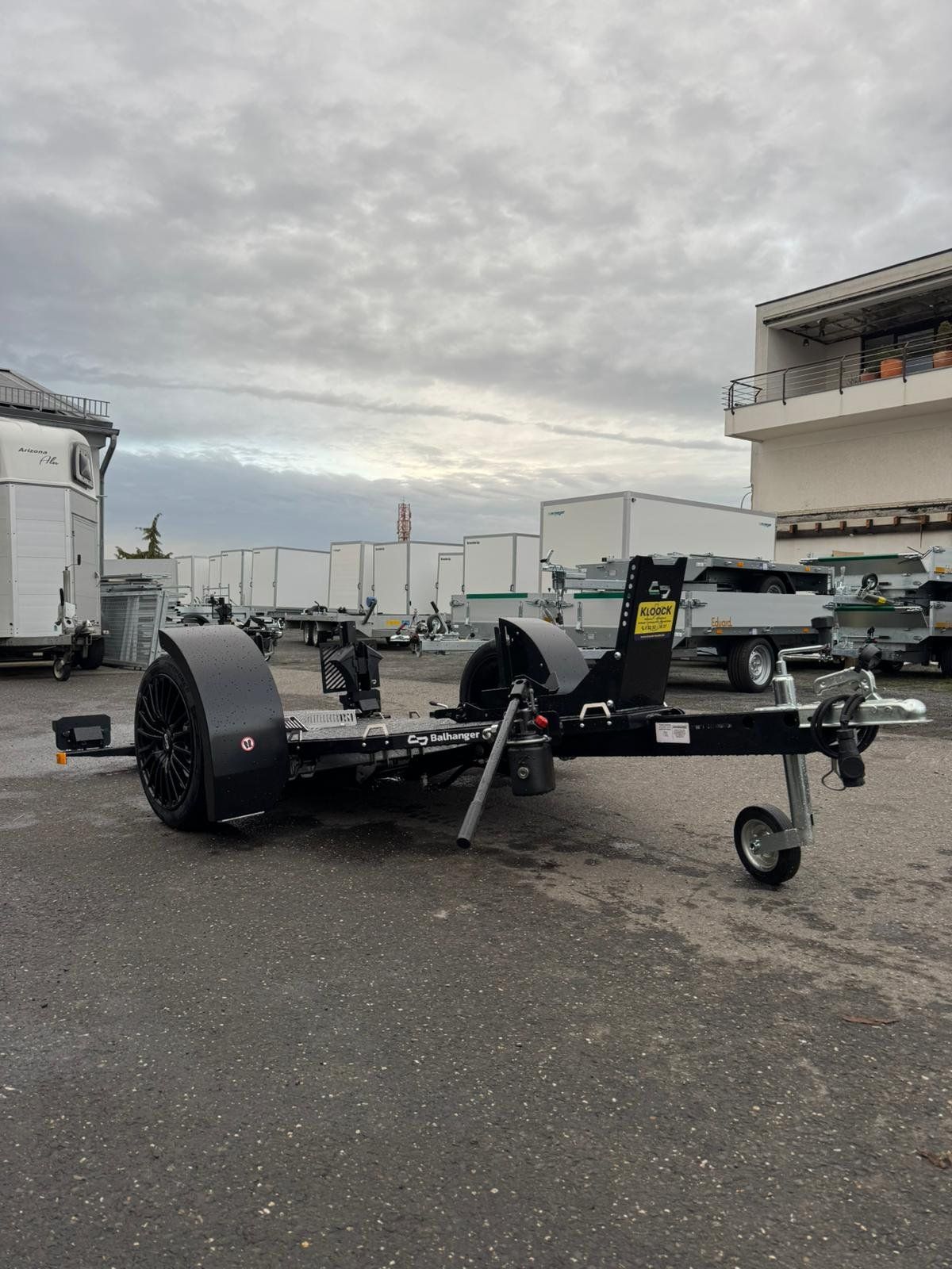 Balhanger Moto-1 Black Edition Motorradanhänger 750 kg — 1 Achse, ungebremst, hydraulisch absenkbar