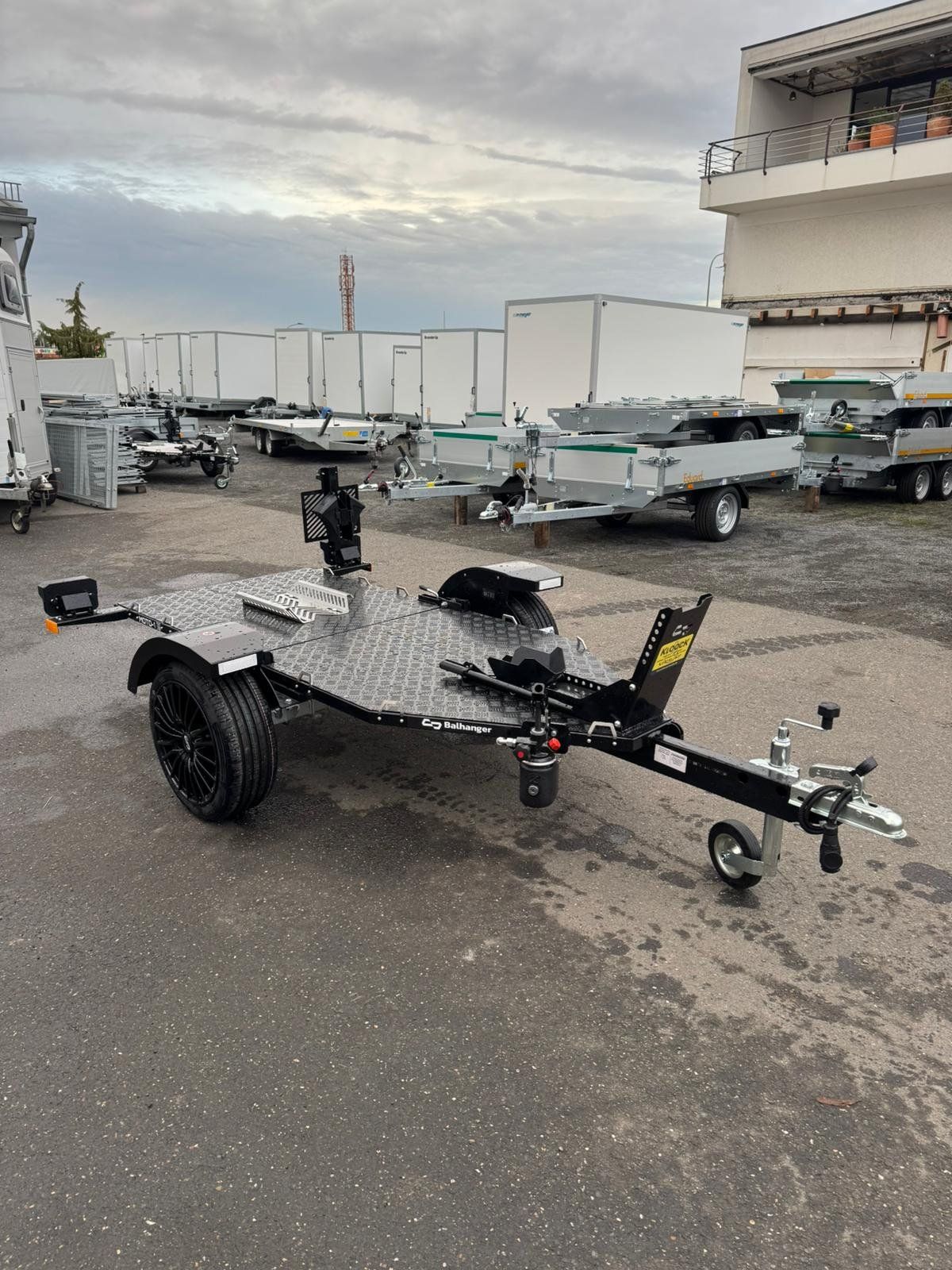 Balhanger Moto-1 Black Edition Motorradanhänger 750 kg — 1 Achse, ungebremst, hydraulisch absenkbar