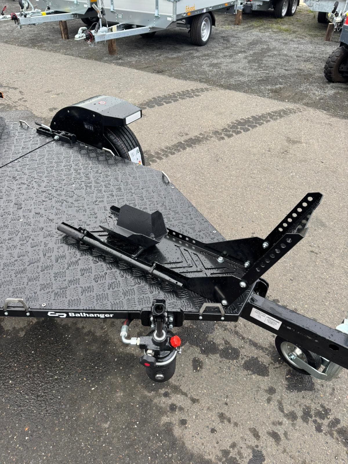 Balhanger Moto-1 Black Edition Motorradanhänger 750 kg — 1 Achse, ungebremst, hydraulisch absenkbar