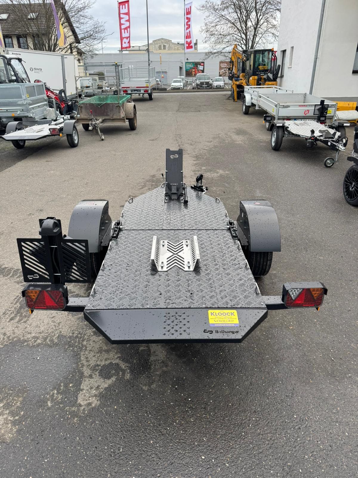 Balhanger Moto-1 Black Edition Motorradanhänger 750 kg — 1 Achse, ungebremst, hydraulisch absenkbar
