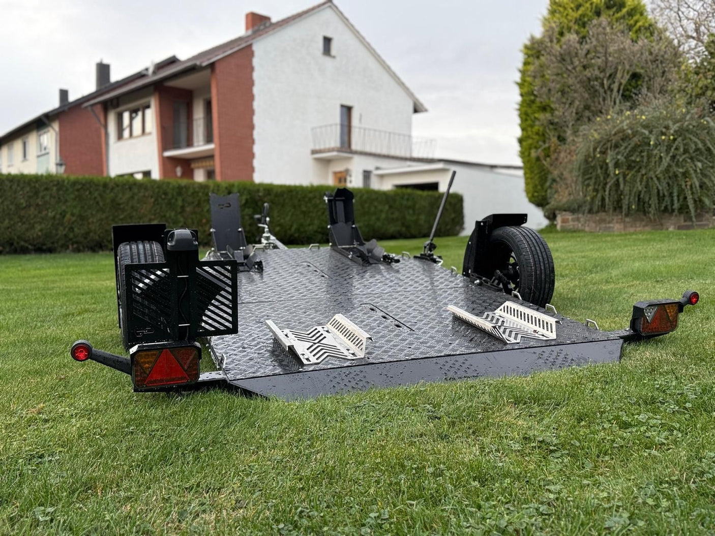 Balhanger Moto-2 Black Edition Motorradanhänger 750 kg — 1 Achse, ungebremst, hydraulisch absenkbar