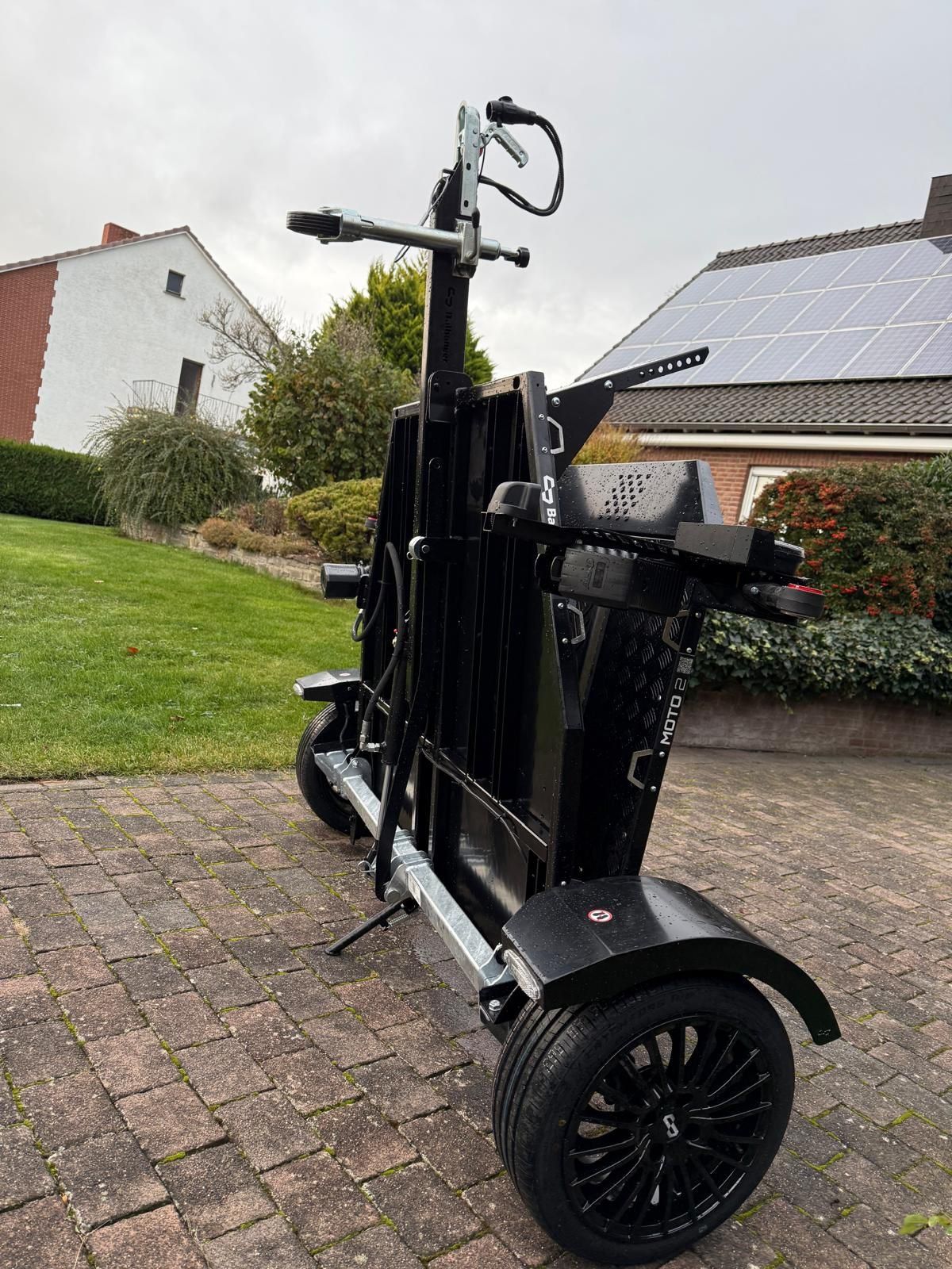 Balhanger Moto-2 Black Edition Motorradanhänger 750 kg — 1 Achse, ungebremst, hydraulisch absenkbar