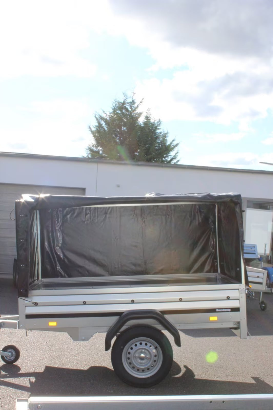 Brenderup 1205 SUB 750 Kippi 203x116 cm — 1 Achse, ungebremst, kippbar · inkl. Plane & Spriegel