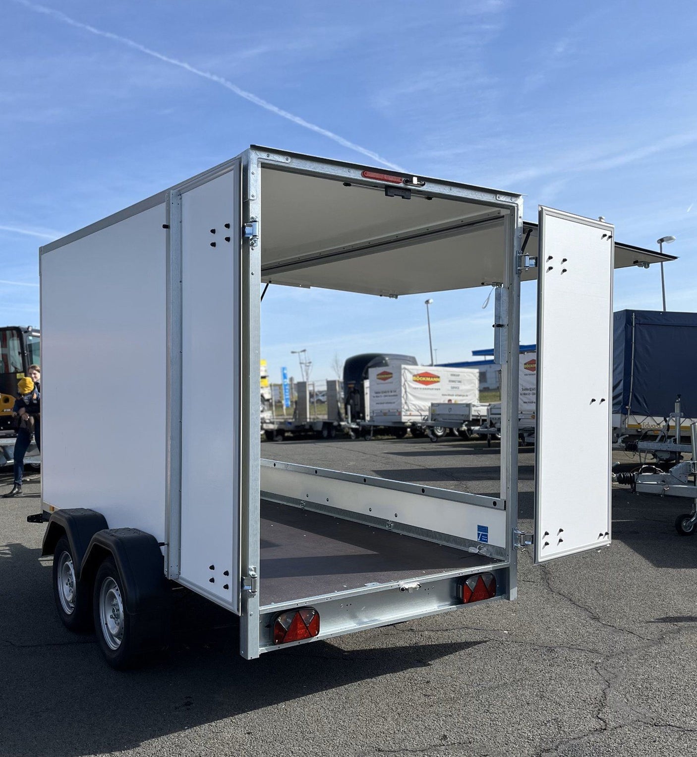 Brenderup CD300TBD2000 mit Verkaufsklappe 300x155 cm — 2 Achsen, gebremst