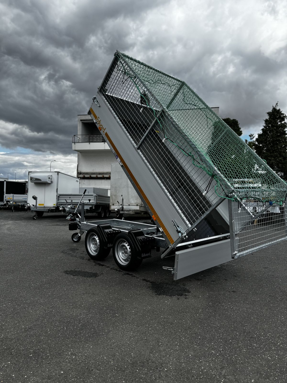 Eduard Heckkipper 251x145 cm — 2 Achsen, gebremst, 2000 kg · inkl. Laubgitter & Netz