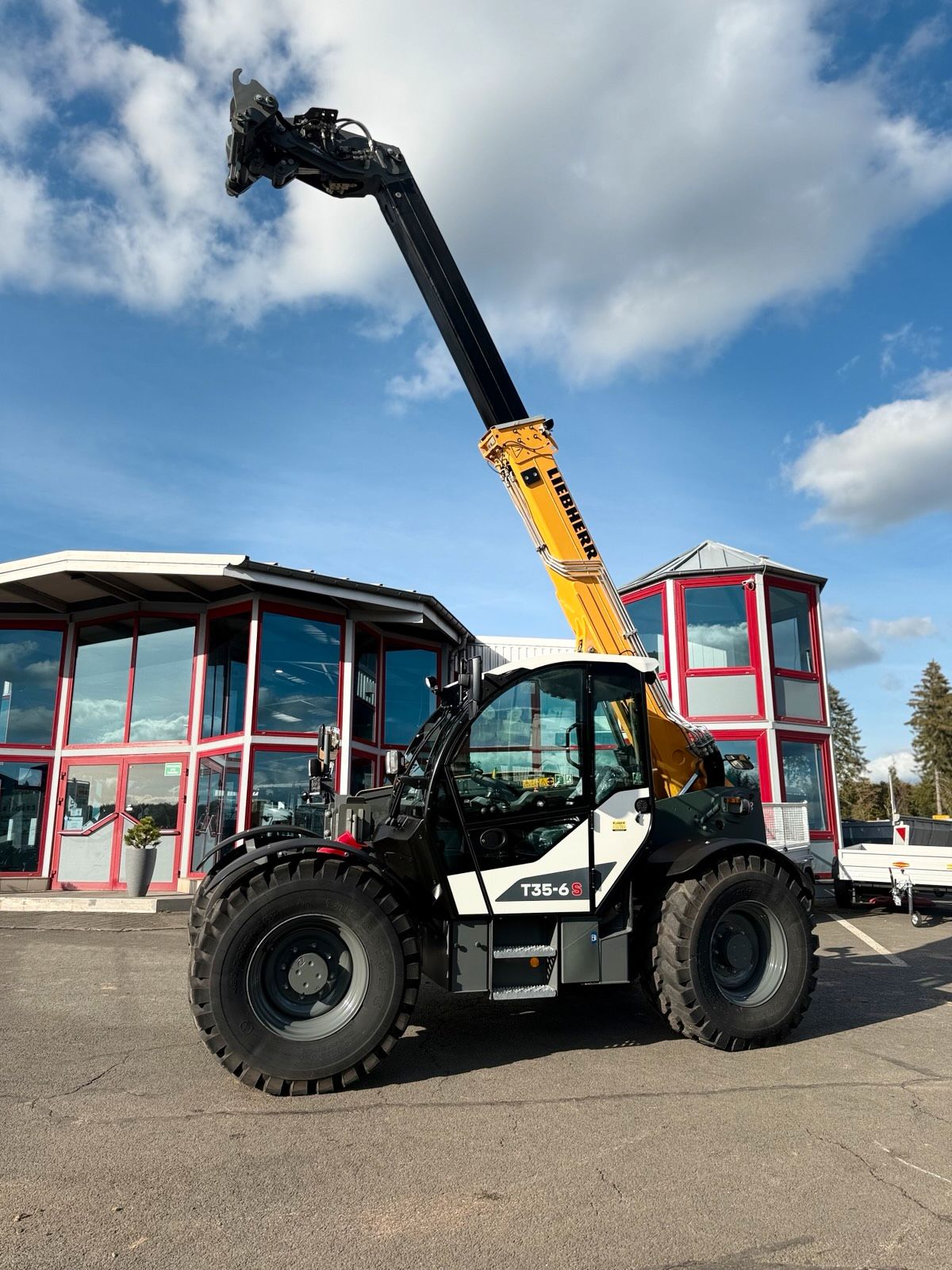 Liebherr T 35-6s Teleskoplader mit angehobenem Teleskoparm
