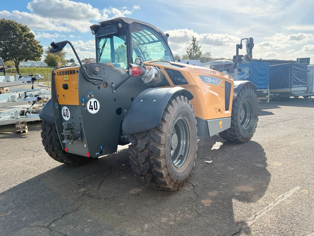 Liebherr T 35-6s Teleskoplader, Ansicht von hinten rechts