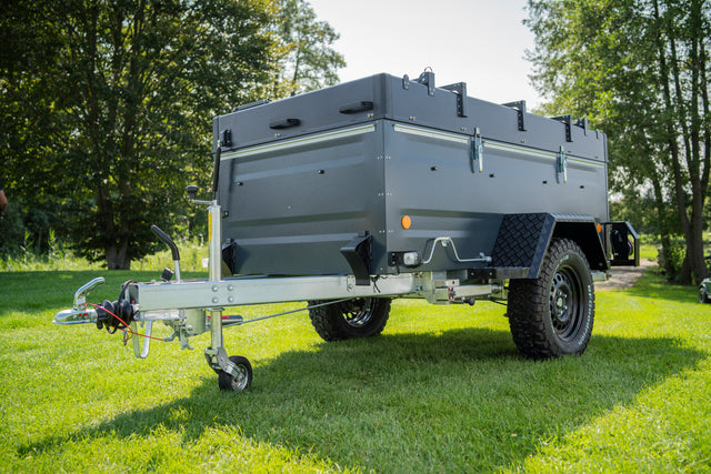 TPV Kofferanhänger KT-EB3 Offroad-Camper 2.0 pulverbeschichtet 244x124 cm — 1 Achse, gebremst