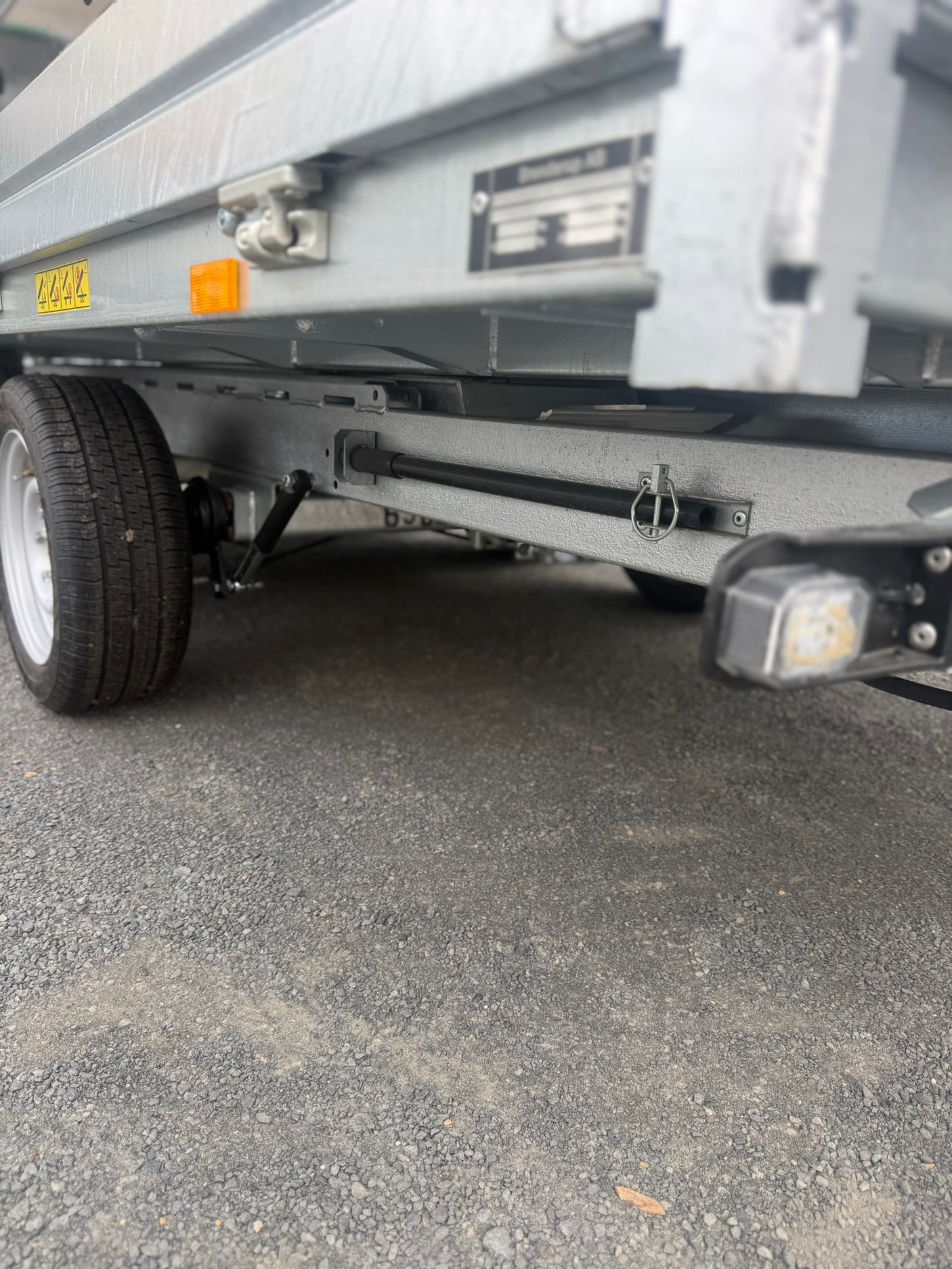 Brenderup BT5325STB3500 325x180 cm — 2 Achsen, gebremst, kippbar mit LG geschlossen 60cm, Auffahrschienen und Stützen