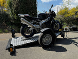 Balhanger Moto-1 Motorradanhänger 750 kg — 1 Achse, ungebremst, hydraulisch absenkbar