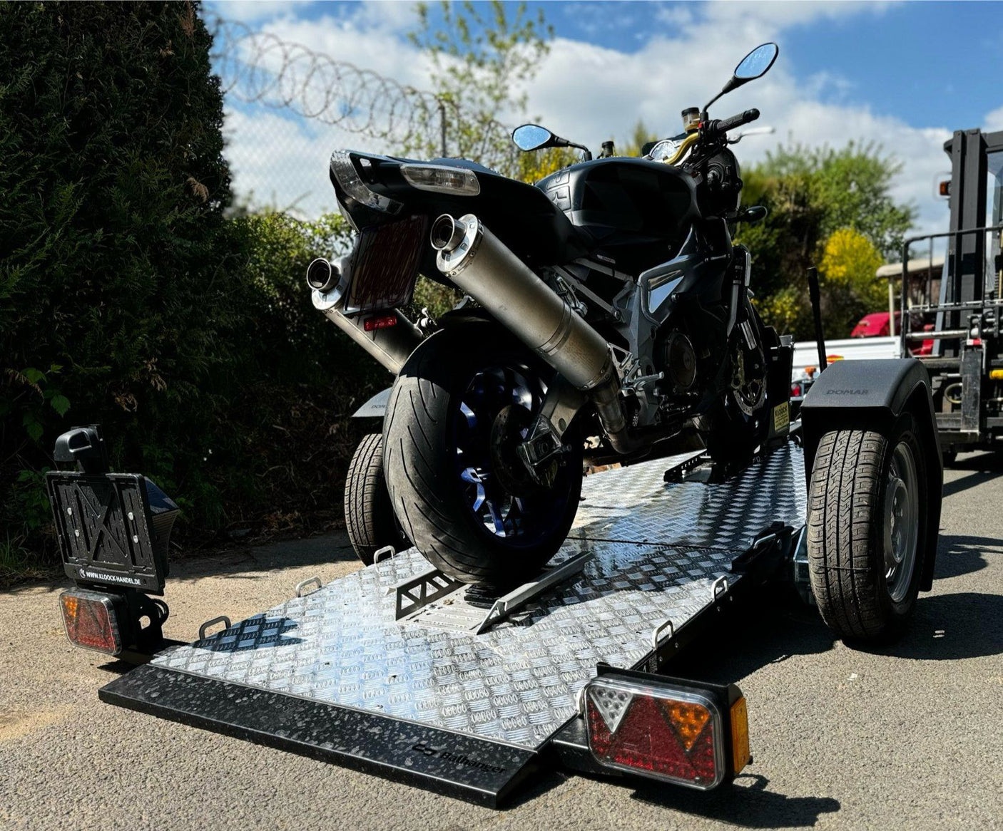 Balhanger Moto-1 Motorradanhänger 750 kg — 1 Achse, ungebremst, hydraulisch absenkbar