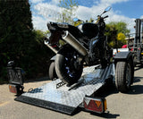 Balhanger Moto-1 Motorradanhänger 750 kg — 1 Achse, ungebremst, hydraulisch absenkbar
