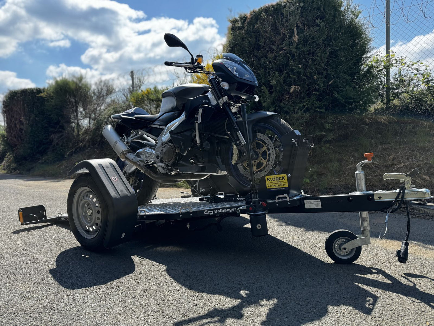 Balhanger Moto-1 Motorradanhänger 750 kg — 1 Achse, ungebremst, hydraulisch absenkbar