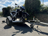 Balhanger Moto-1 Motorradanhänger 750 kg — 1 Achse, ungebremst, hydraulisch absenkbar