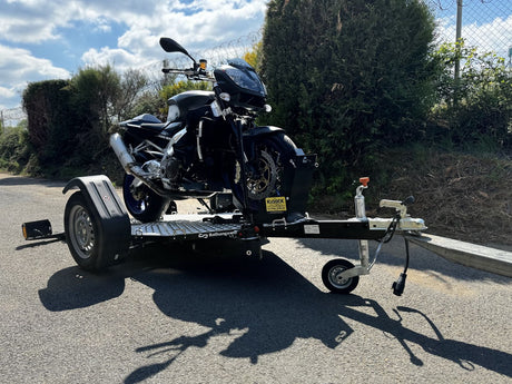 Balhanger Moto-1 Motorradanhänger 750 kg — 1 Achse, ungebremst, hydraulisch absenkbar