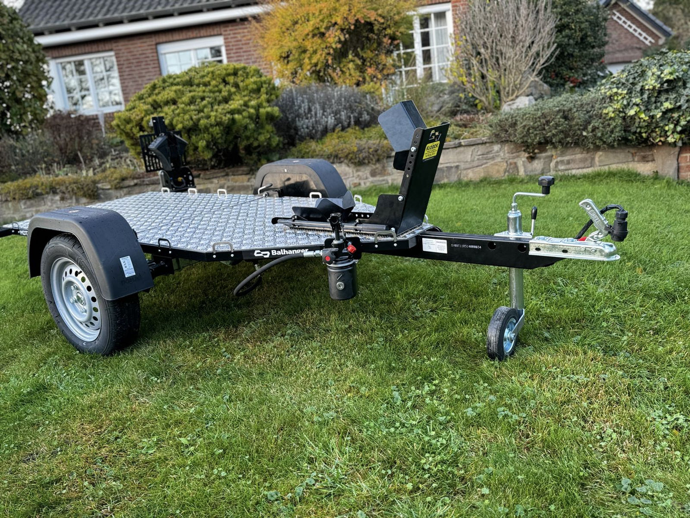 Balhanger Moto-1 Motorradanhänger 750 kg — 1 Achse, ungebremst, hydraulisch absenkbar