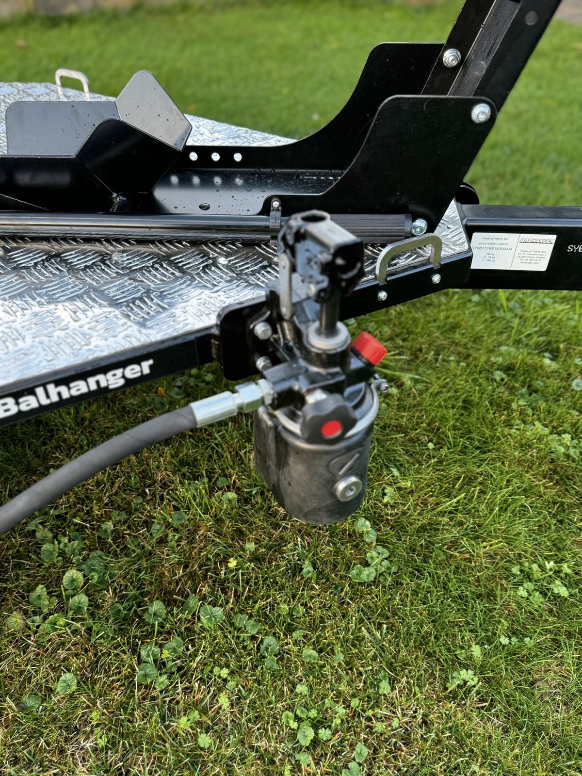 Balhanger Moto-1 Motorradanhänger 750 kg — 1 Achse, ungebremst, hydraulisch absenkbar