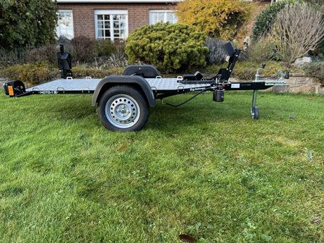 Balhanger Moto-1 Motorradanhänger 750 kg — 1 Achse, ungebremst, hydraulisch absenkbar