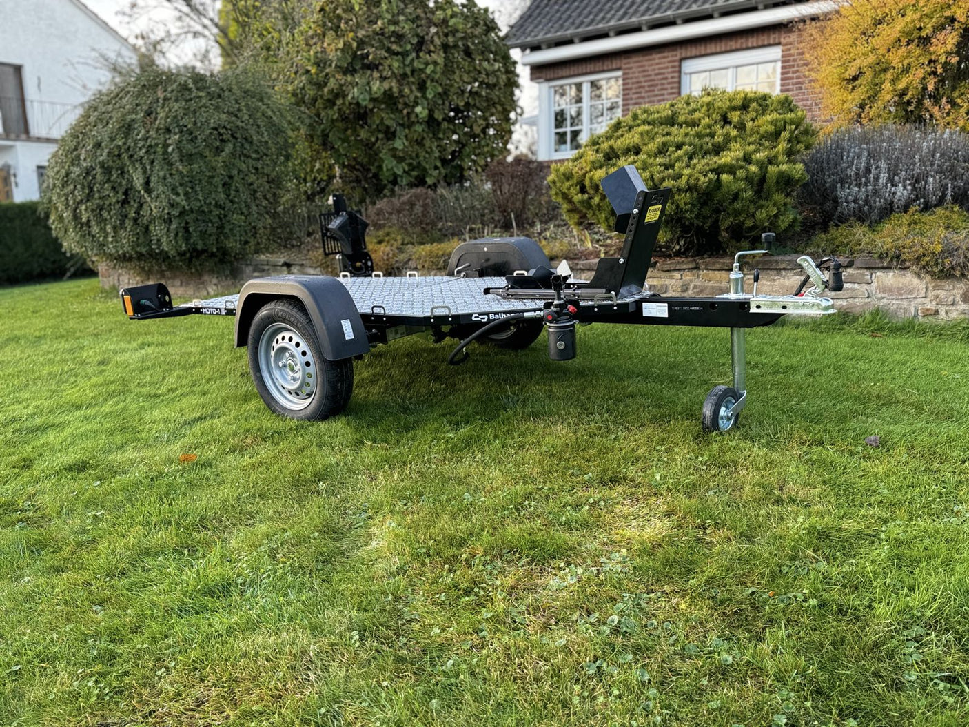 Balhanger Moto-1 Motorradanhänger 750 kg — 1 Achse, ungebremst, hydraulisch absenkbar