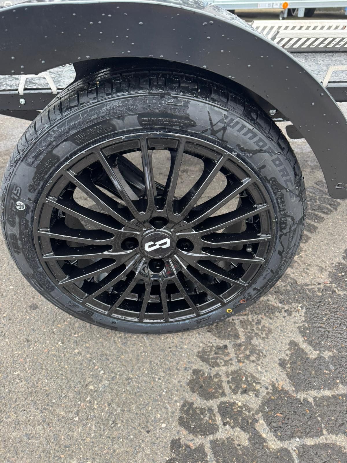 Balhanger Moto-1 Black Edition Motorradanhänger 750 kg — 1 Achse, ungebremst, hydraulisch absenkbar