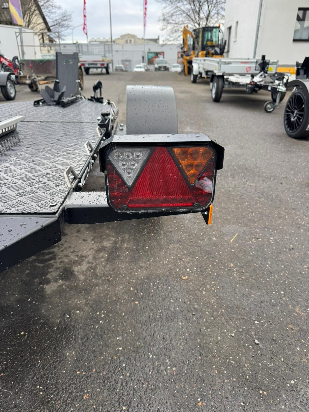 Balhanger Moto-1 Black Edition Motorradanhänger 750 kg — 1 Achse, ungebremst, hydraulisch absenkbar