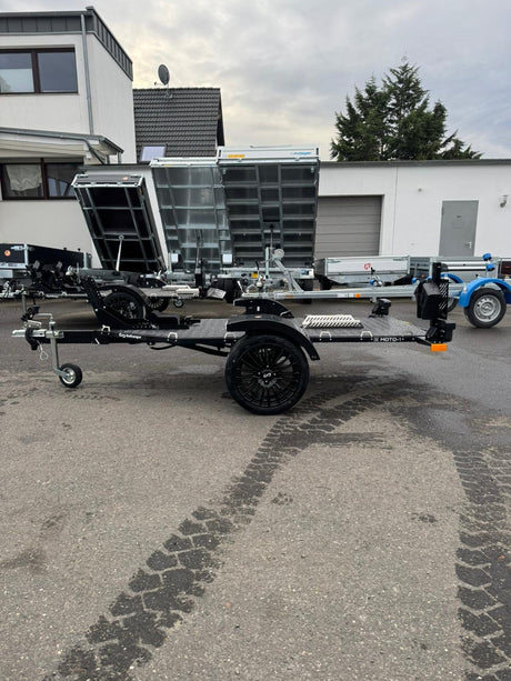 Balhanger Moto-1 Black Edition Motorradanhänger 750 kg — 1 Achse, ungebremst, hydraulisch absenkbar