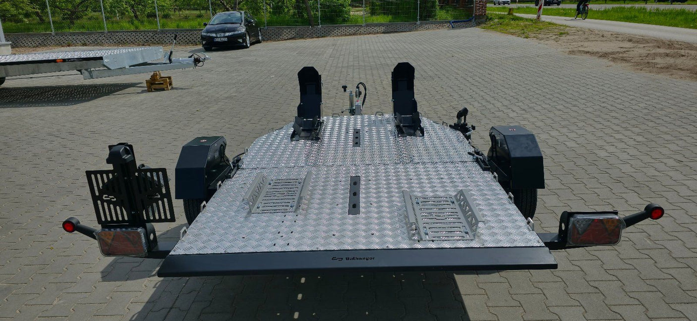 Balhanger Moto-2 Motorradanhänger 750 kg — 1 Achse, ungebremst, hydraulisch absenkbar