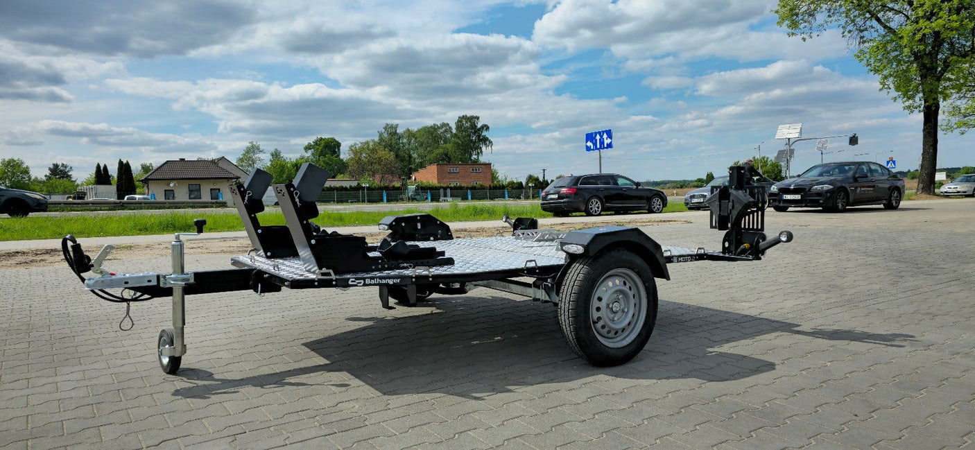Balhanger Moto-2 Motorradanhänger 750 kg — 1 Achse, ungebremst, hydraulisch absenkbar