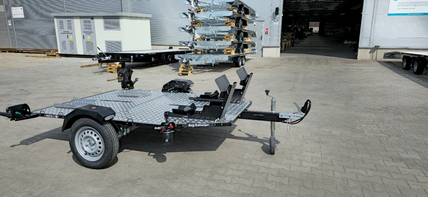 Balhanger Moto-2 Motorradanhänger 750 kg — 1 Achse, ungebremst, hydraulisch absenkbar