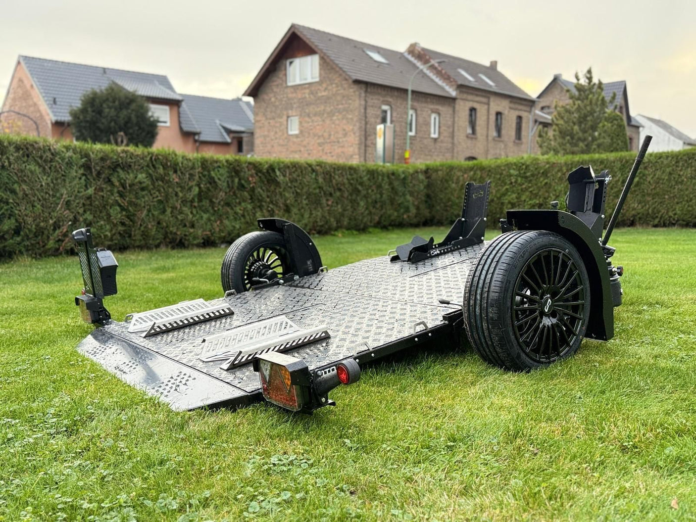 Balhanger Moto-2 Black Edition Motorradanhänger 750 kg — 1 Achse, ungebremst, hydraulisch absenkbar