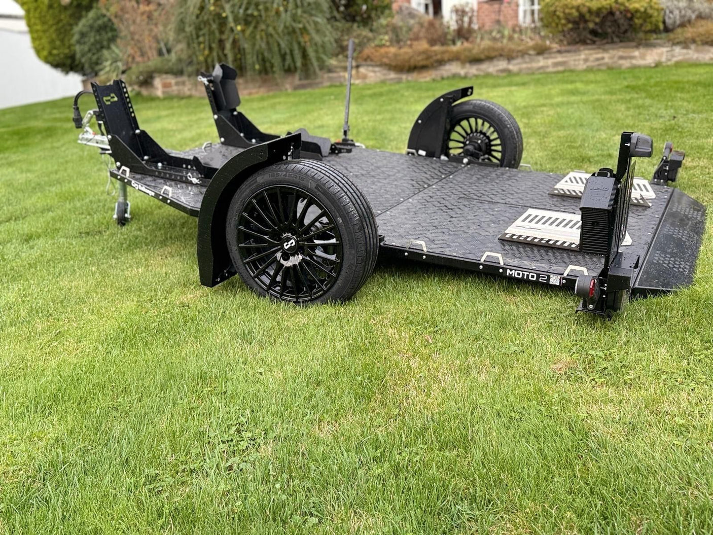 Balhanger Moto-2 Black Edition Motorradanhänger 750 kg — 1 Achse, ungebremst, hydraulisch absenkbar