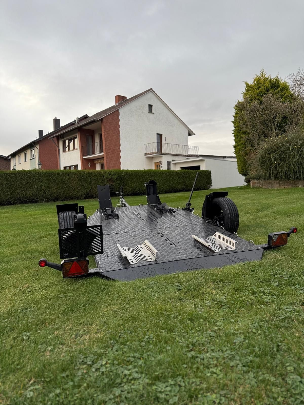 Balhanger Moto-2 Black Edition Motorradanhänger 750 kg — 1 Achse, ungebremst, hydraulisch absenkbar