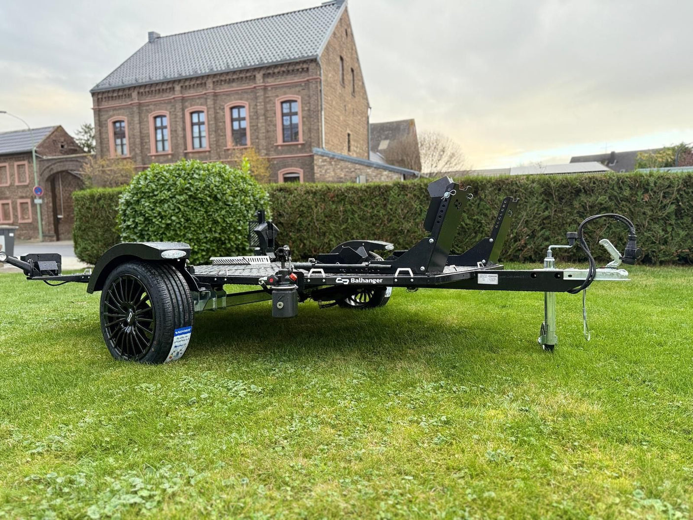 Balhanger Moto-2 Black Edition Motorradanhänger 750 kg — 1 Achse, ungebremst, hydraulisch absenkbar