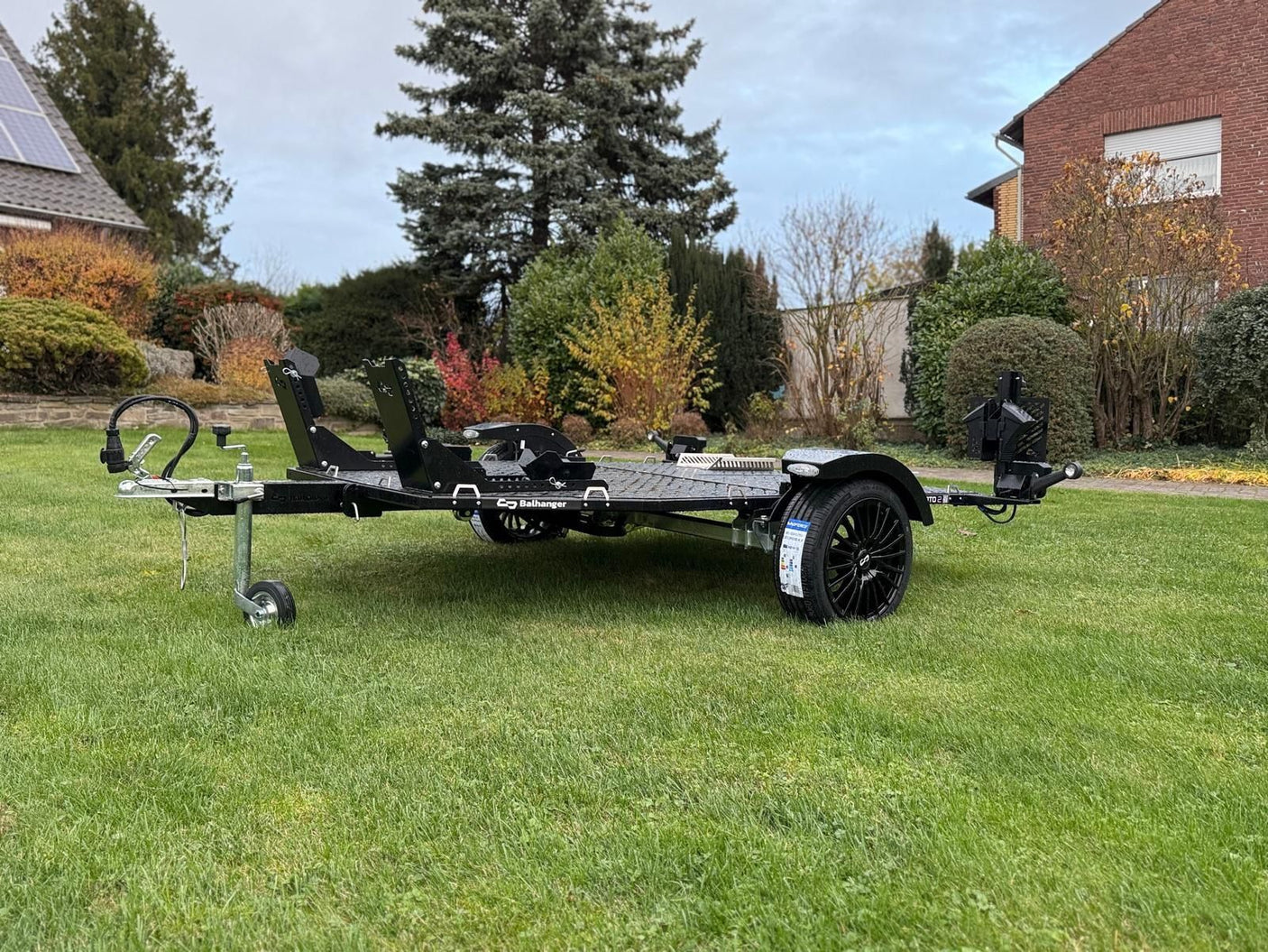 Balhanger Moto-2 Black Edition Motorradanhänger 750 kg — 1 Achse, ungebremst, hydraulisch absenkbar