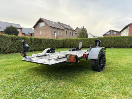 Balhanger Moto-2 Black Edition Motorradanhänger 750 kg — 1 Achse, ungebremst, hydraulisch absenkbar