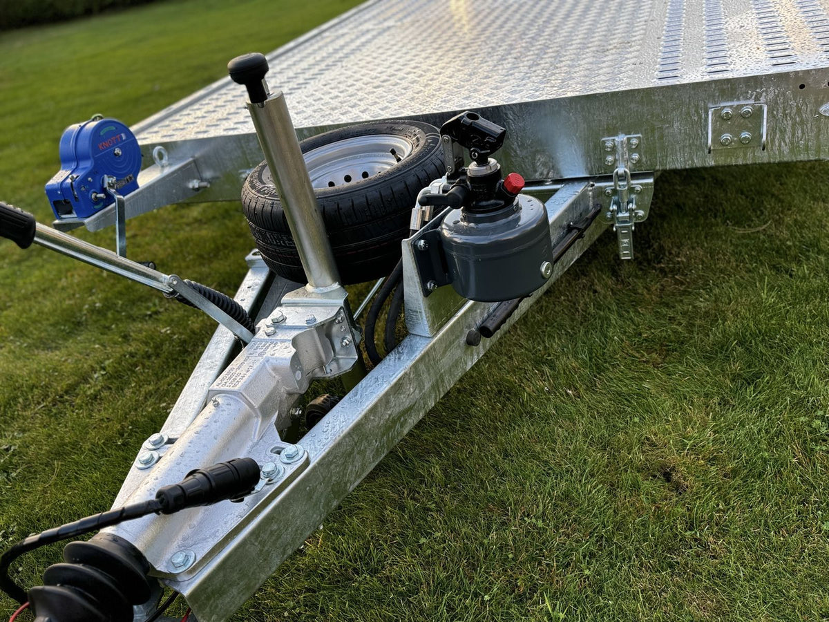 Balhanger TrimaX 3555 Autotransporter 550x216 cm — 3 Achsen, gebremst, hydraulisch kippbar