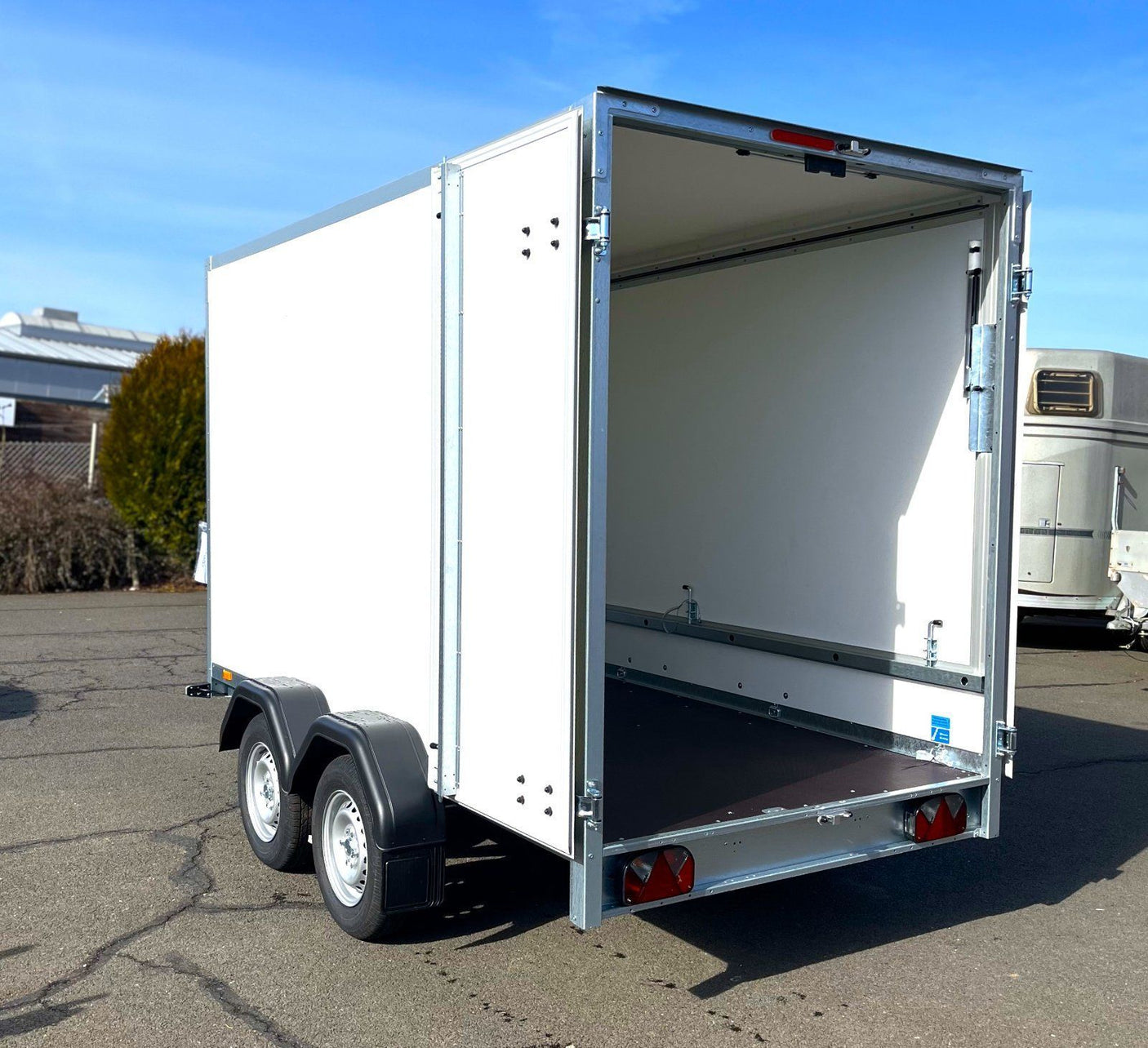 Brenderup CD300TBD2000 mit Verkaufsklappe 300x155 cm — 2 Achsen, gebremst