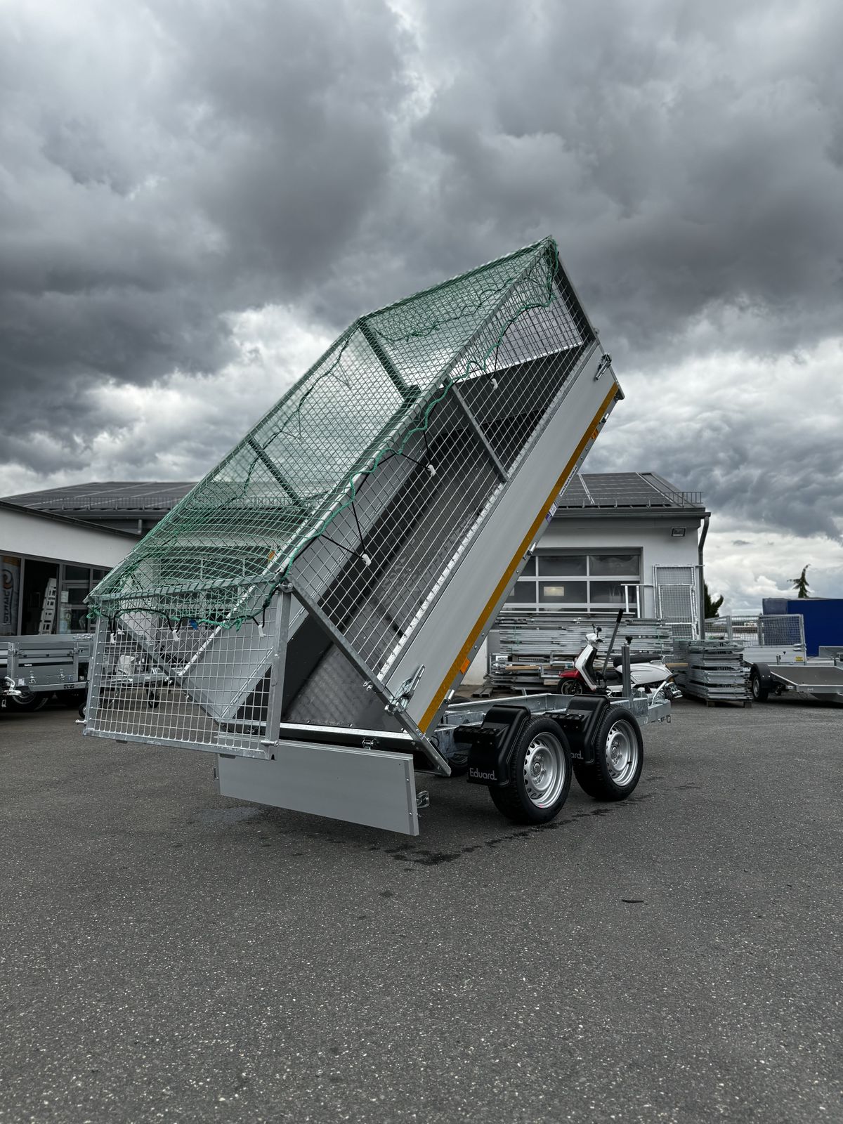 Eduard Heckkipper 251x145 cm — 2 Achsen, gebremst, 2000 kg · inkl. Laubgitter & Netz