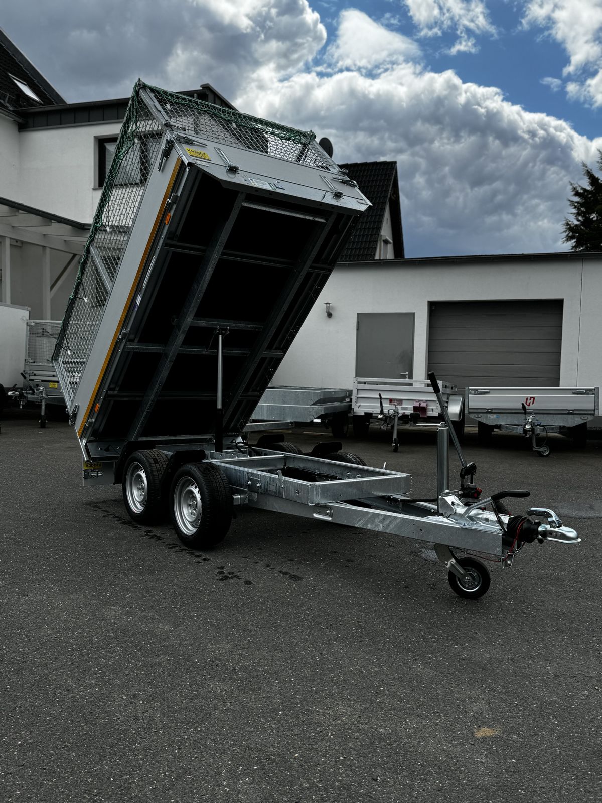 Eduard Heckkipper 251x145 cm — 2 Achsen, gebremst, 2000 kg · inkl. Laubgitter & Netz