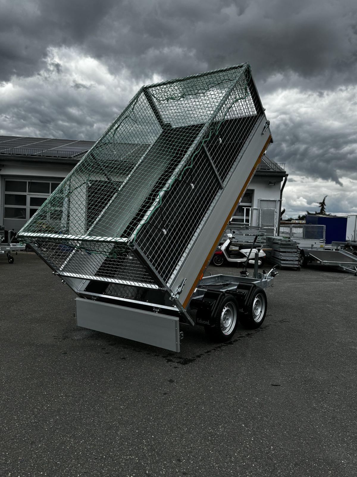 Eduard Heckkipper 251x145 cm — 2 Achsen, gebremst, 2000 kg · inkl. Laubgitter & Netz