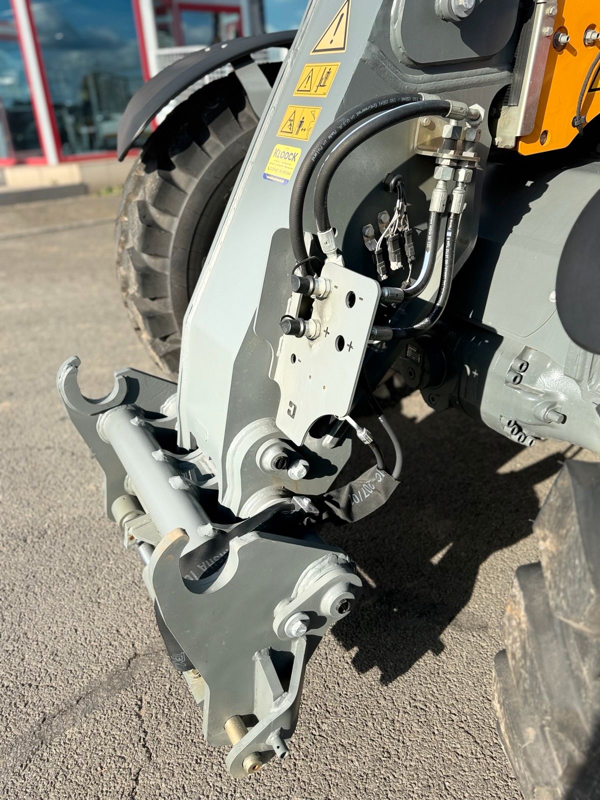 Liebherr T 35-6s: Schnellwechsler und Hydraulikanschlüsse am Teleskopkopf