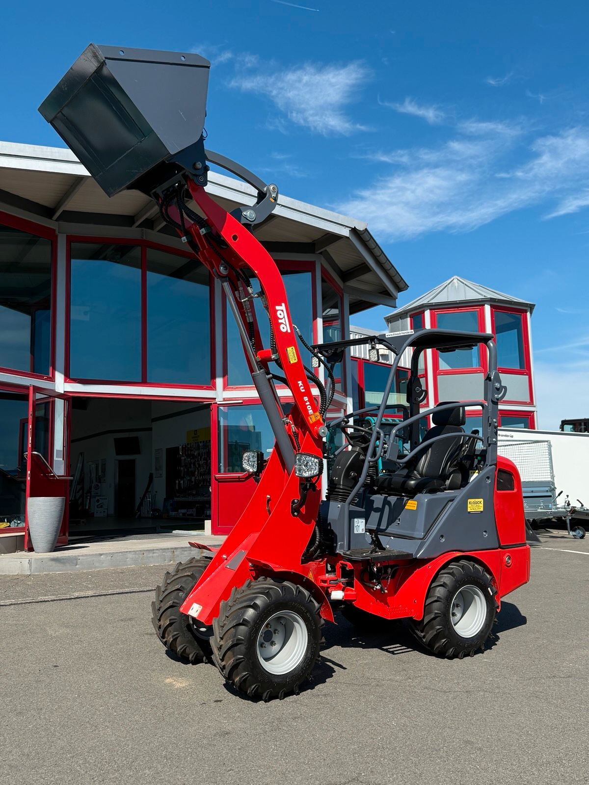 TOYO 810E Elektro-Hoflader mit Bügel