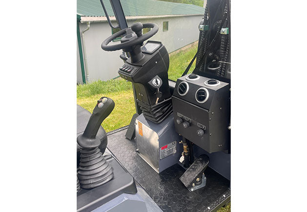 TOYO 836 Kompaktlader