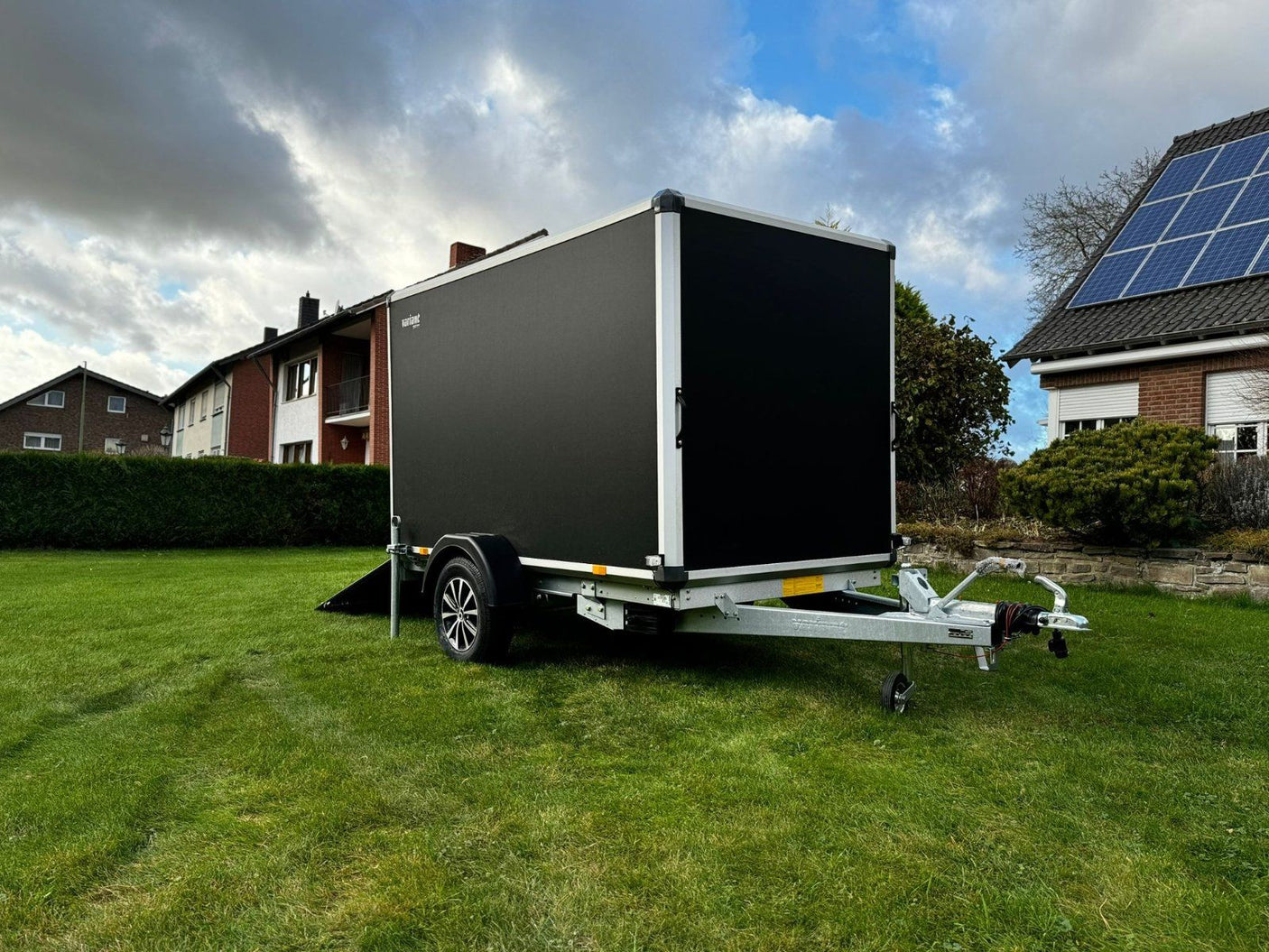 Variant 1315 C2 Black Edition Kofferanhänger Heckrampe & 100 km/h
